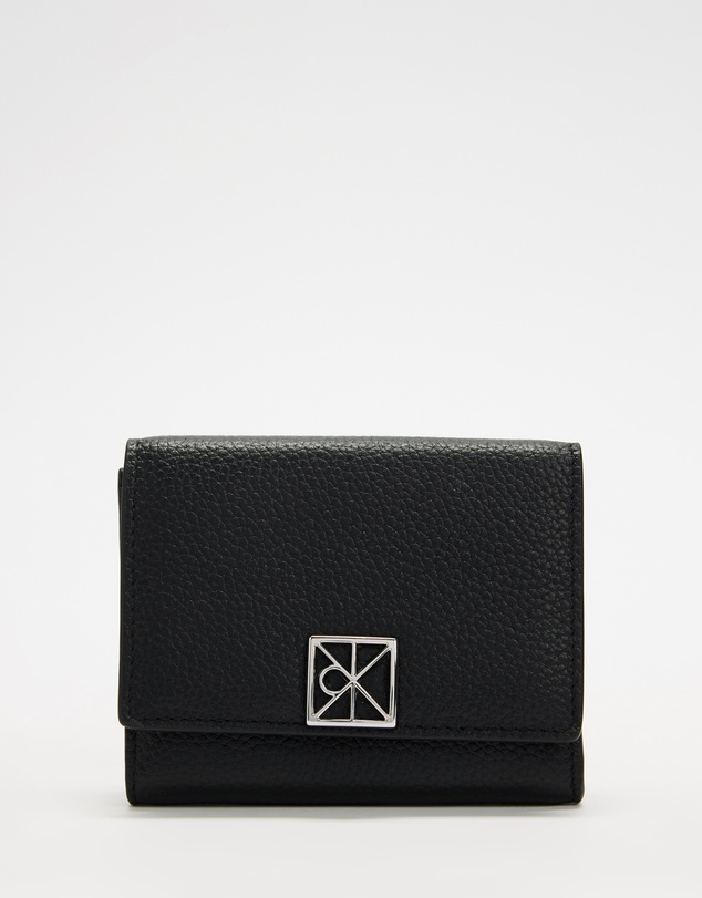 Calvin Klein - Emblem HW Pebble Trifold W/ Zip