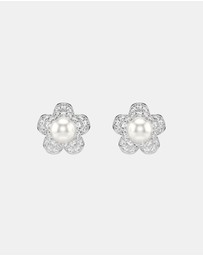 Swarovski - Ariana Grande x Swarovski Stud Earrings, Crystal Pearl, Round Cut, Flower, White, Rhodium Plated