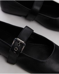 TOPSHOP - Cyndi Leather Square Toe Ballet Flats with Buckle Detail