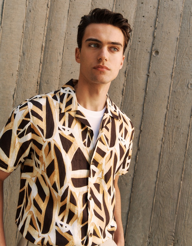 Trenery - Graphic Leaf Linen Short Sleeve Shirt in Bitter Chocolate