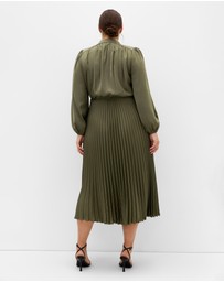 City Chic - Plus size Haley Long Sleeve Pleat Dress - olive
