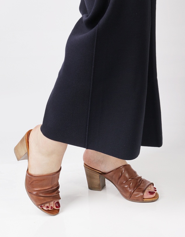 Sempre Di - Larisia Mules