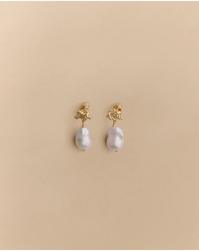 Trenery - Dolina Pearl Stud Earrings in Gold