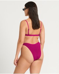 Bond-Eye Swimwear - Scene Brief