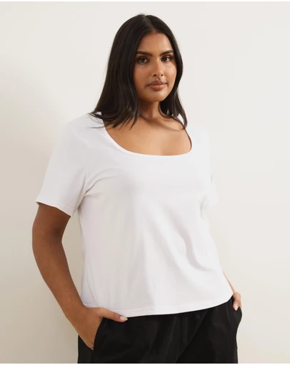 Atmos&Here Curvy - Lana Short Sleeve Scoop Neck Fitted Tee