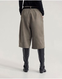 Oxford - Kiera Suede Bermuda Shorts