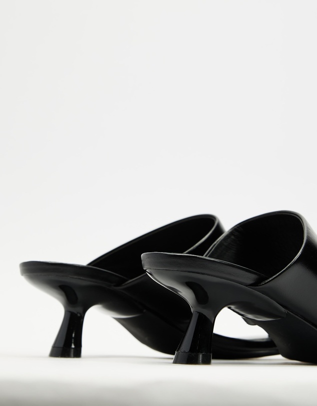 AERE - Asymmetric Heels