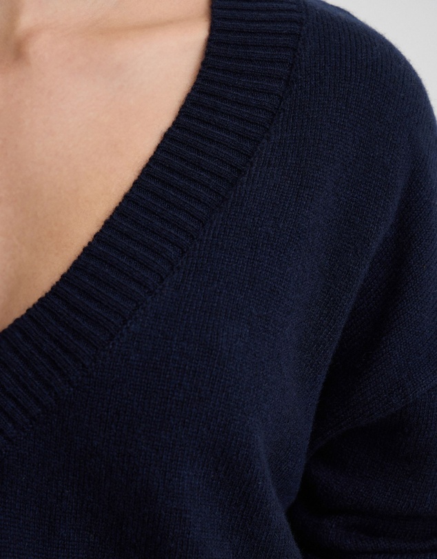 Oxford - Astrid V Neck