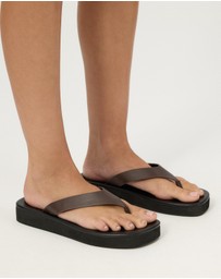 Atmos&Here - Tia Contrast Strap Leather Platform Thongs
