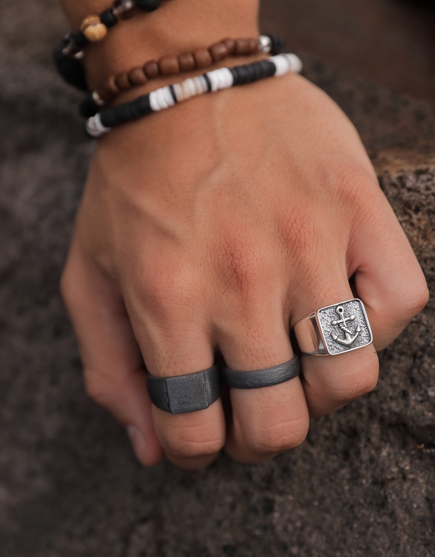 Kuzzoi - ICONIC EXCLUSIVE - Bevelled Band Ring in Oxidised 925 Sterling Silver