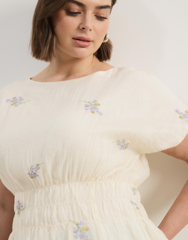 Atmos&Here Curvy - Embroidered Gathered Top