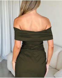Dazie - Syrreal Ruched Off Shoulder Midi Cocktail Dress