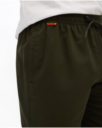 Superdry - Essential 17