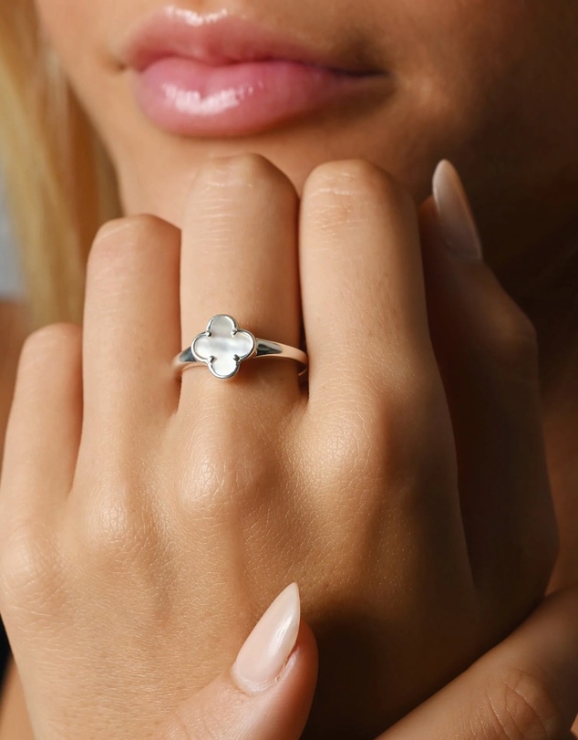 Von Treskow - Clover Ring (Mother of Pearl)