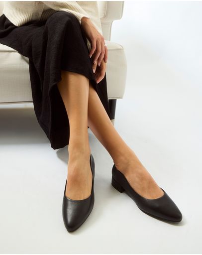 BLACK GLOVE