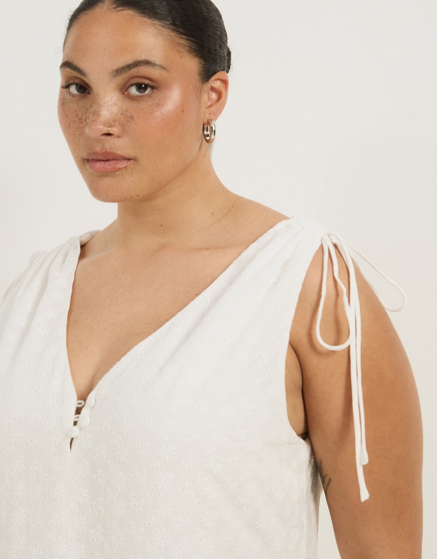 Atmos&Here Curvy - Lola Sleeveless Broderie Mini Dress
