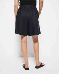 Commonry - Lucie Short