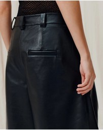Marella - ICONIC EXCLUSIVE - Emily Ratajkowski - Train Leather Short Trouser