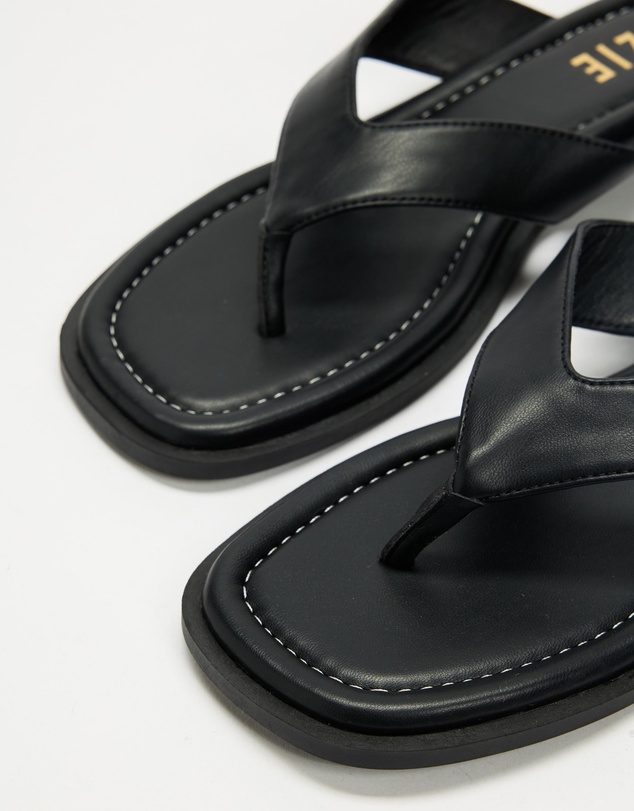 Dazie - Isla Contrast Stitch Thongs