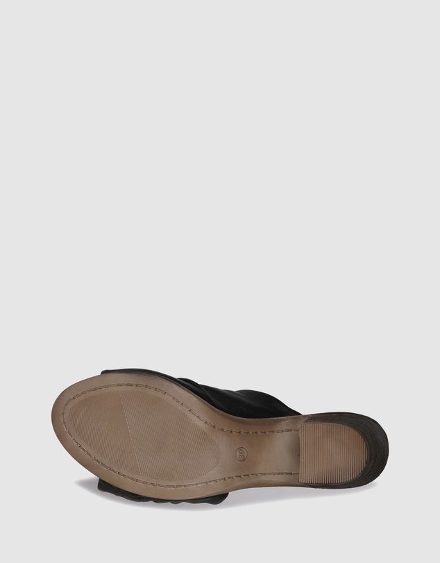 Sempre Di - Larisia Mules