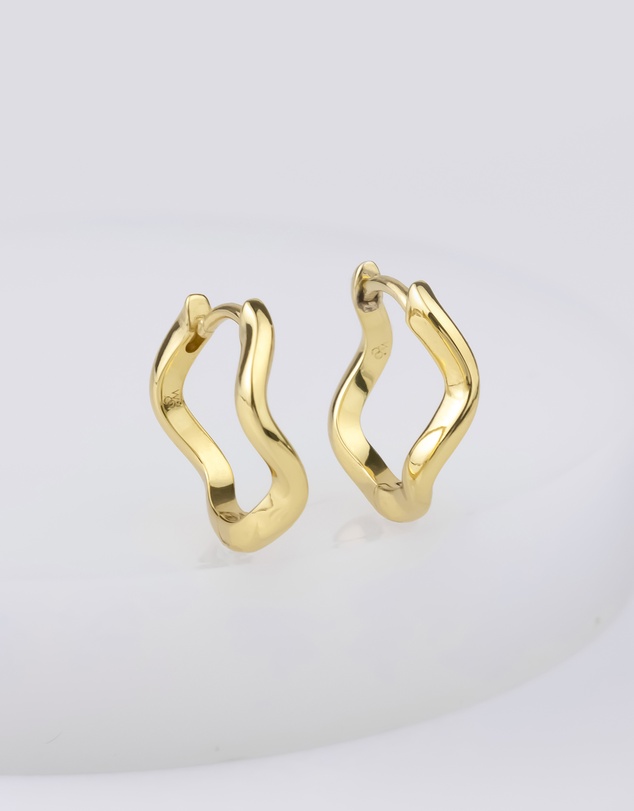 Wanderlust + Co - Scallop Gold 10mm Huggie Earrings