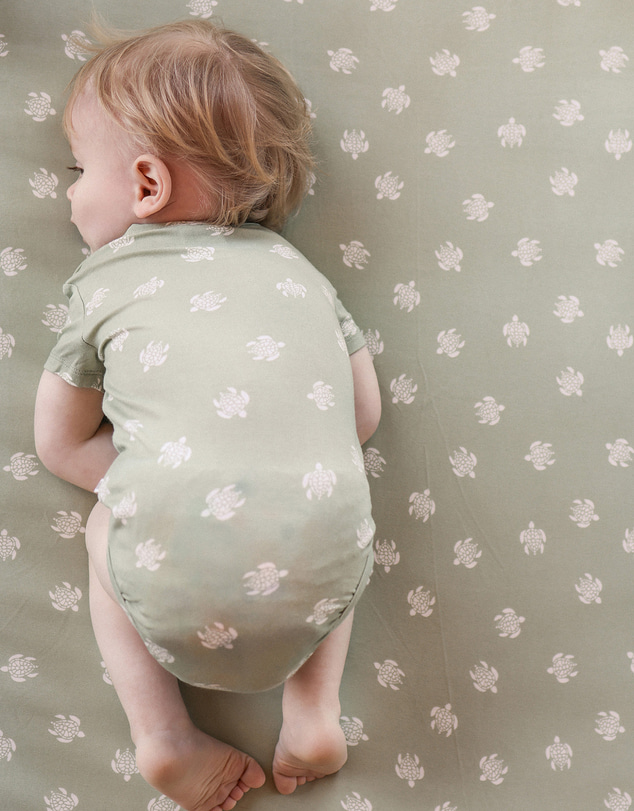 Kynd Baby - Fitted Cot Sheet in Turtle