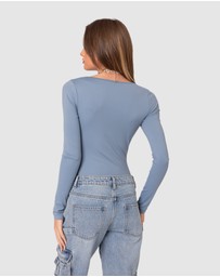 EDIKTED - Joanna Square Neck Bodysuit