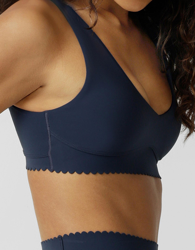 Lorna Jane - Sweet Scallop Edge Sports Bra