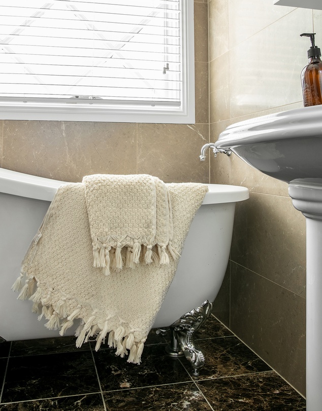 Miss April - Pompom Bathroom Set