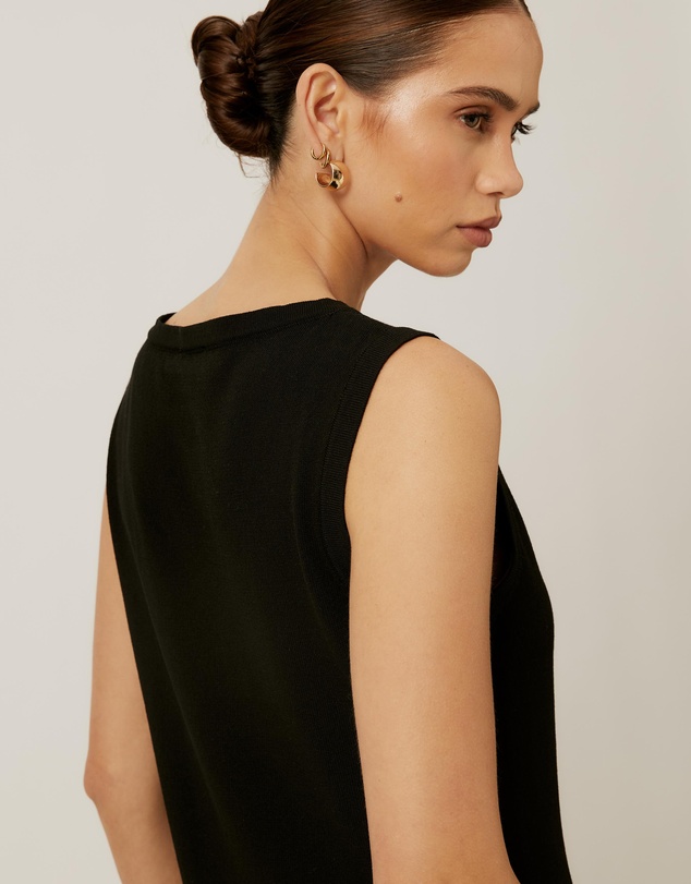 Tussah - Boat Neck Sleeveless Knit Top