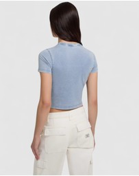 GUESS - GUESS JEANS Crew Neck Star Crop T-Shirt