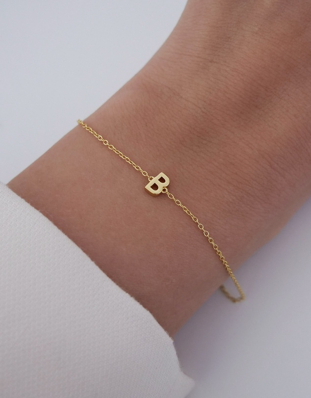 The Silver Collective - Petite A-Z Letter Bracelet Gold - B