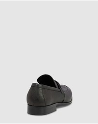 yd. - Riccardo Textured Leather Loafer