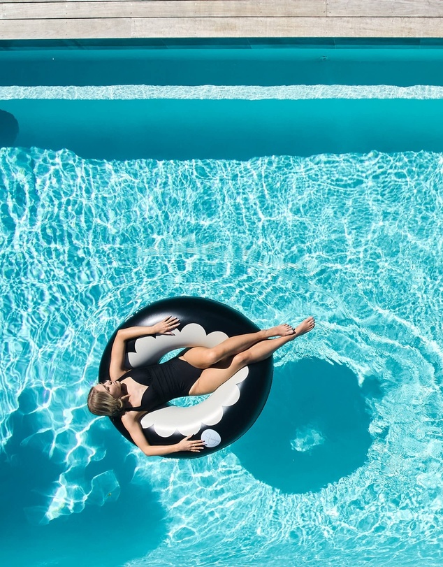 &Sunday - Scallop Oversized Inflatable Pool Tube Float- Black