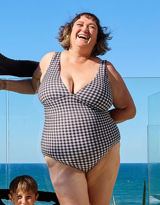 UNE PIECE - Classic V-Neck One Piece Swimsuit