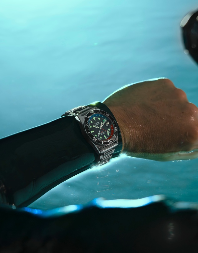 TIMEX - Deep Water Reef 200 GMT Black Dial Red RR Bracelet
