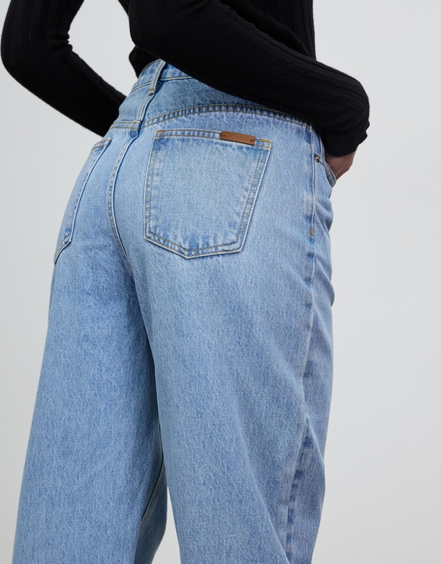 Minima Esenciales - Osa High-Rise Barrel Leg Jeans
