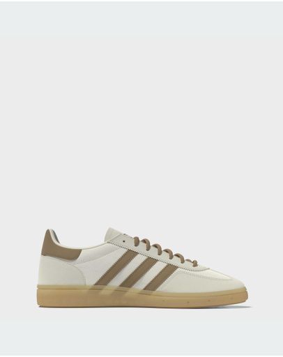 Off White / Cardboard / Gum