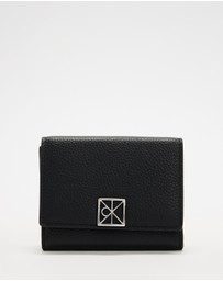 Calvin Klein - Emblem HW Pebble Trifold W/ Zip
