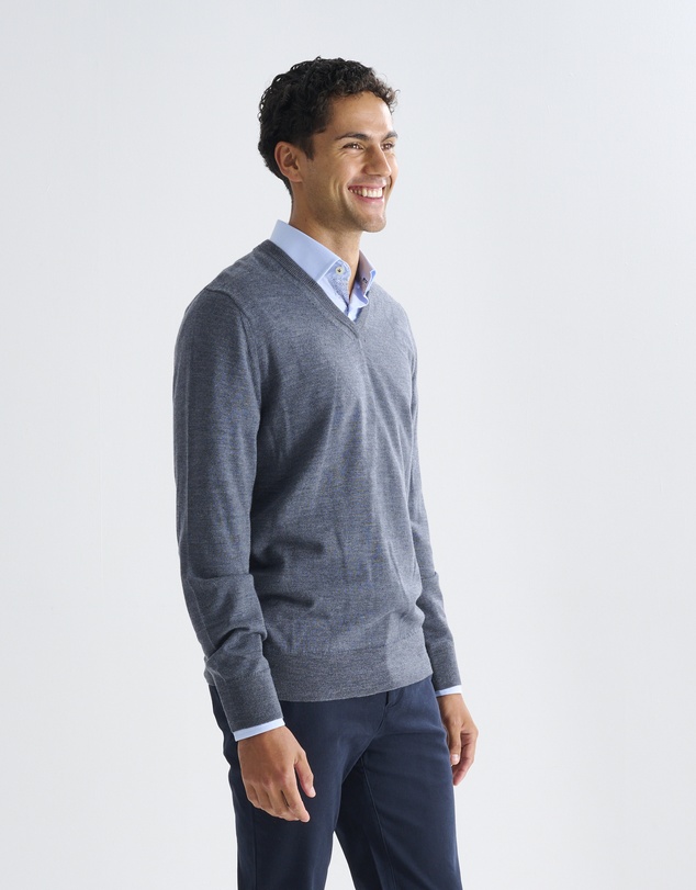 3 Wise Men - 3 Wise Men Fisher V Neck Merino Knit - Charcoal