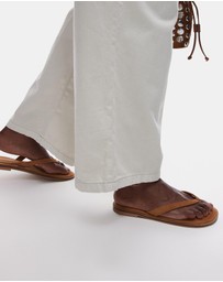 TOPSHOP - Jay Real Suede Toe Thong Flat Sandals