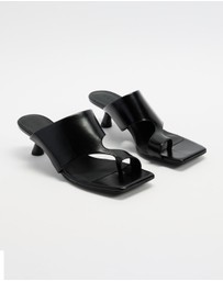 AERE - Asymmetric Heels
