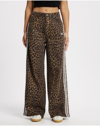 adidas Originals - Originals Denim Loose Pants in Leopard