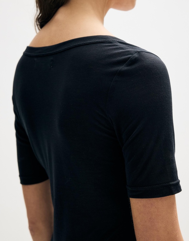 Minima Esenciales - Lorie Scoop Neck Sheer Tee