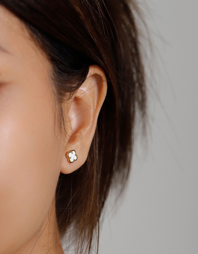 Elli Jewelry - White Enamel Cloverleaf Stud Earrings in Gold-Plated 925 Silver