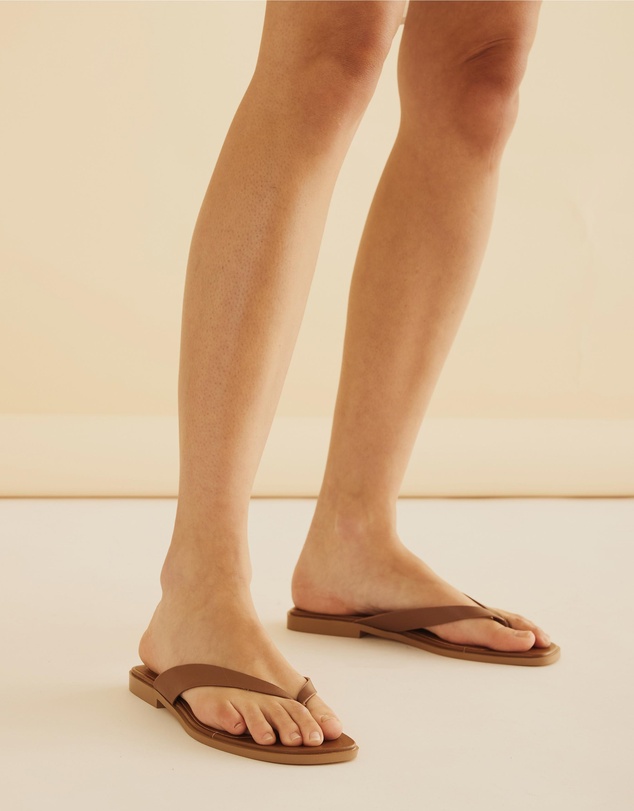 Atmos&Here - Dasha Leather Thong Sandals