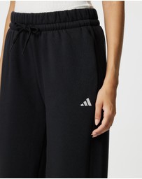 adidas Sportswear - Essentials Small Logo Feel Cozy Open-Hem Pants