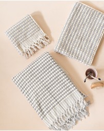 Miss April - Pompom Bathroom Set