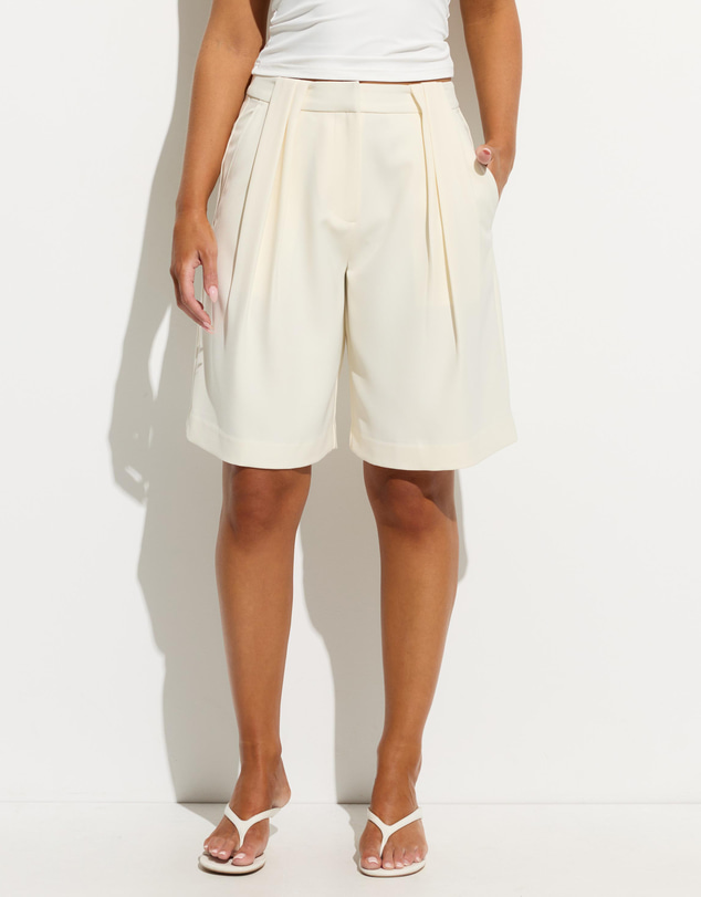 Dazie - Emmie Low Rise Pleated Tailored Shorts