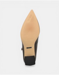 GUESS - Barrial Pumps